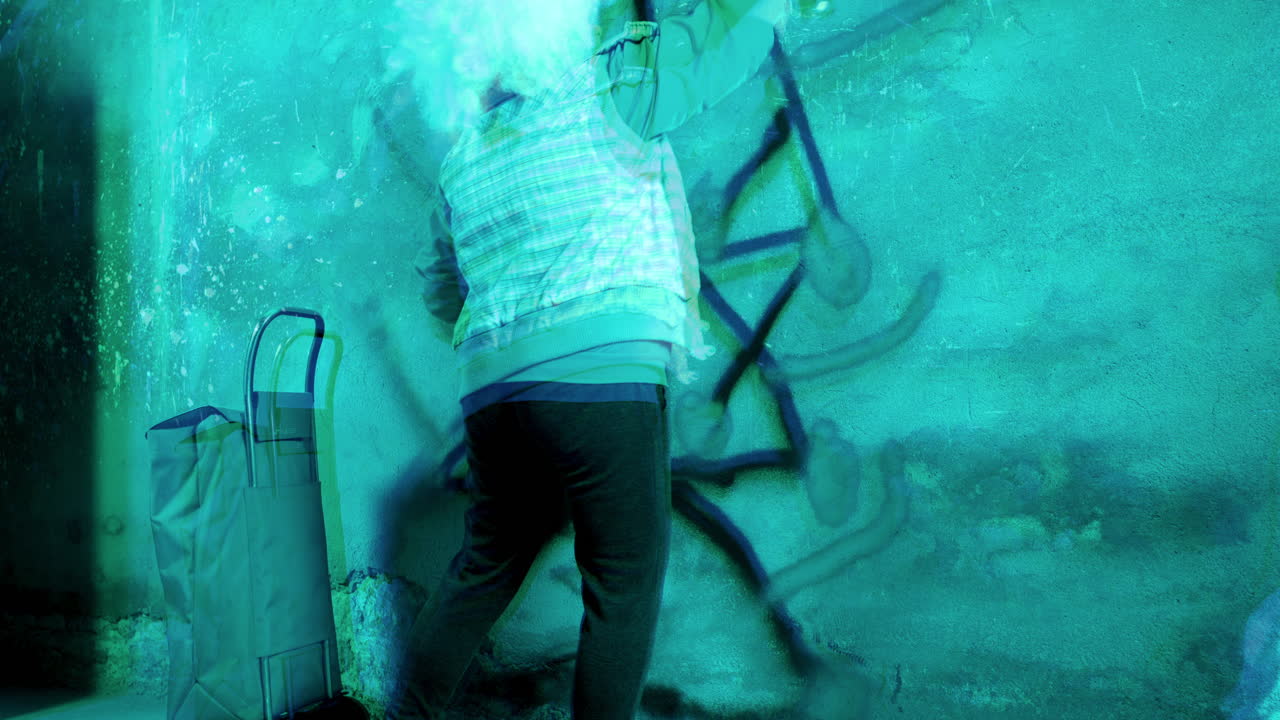 abuela rebelde artista de graffiti contra una pared urbana