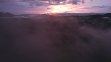 Vorwärtsschuss,-Atemberaubender-Blick-Auf-Den-Sonnenuntergang-Und-Den-Nebel