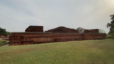 Toma-En-Gran-Angular-De-Las-Ruinas-De-La-Antigua-Arquitectura-India-Histórica-De-La-Universidad-De-Nalanda