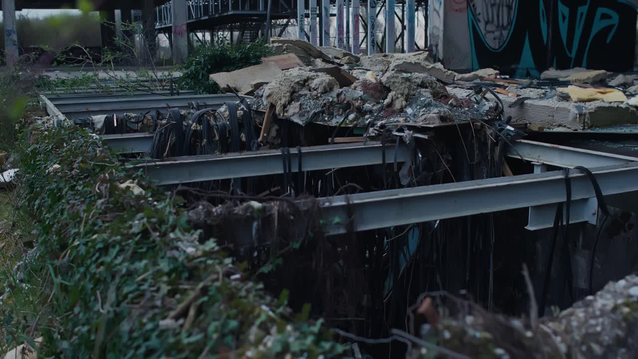 크로아티아 자그레브의 한 건물 폐허에 있는 과잉 성장과 잔해