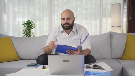 Hombre-Trabajador-De-Oficina-En-Casa-Mirando-El-Archivo-Con-Enojo.