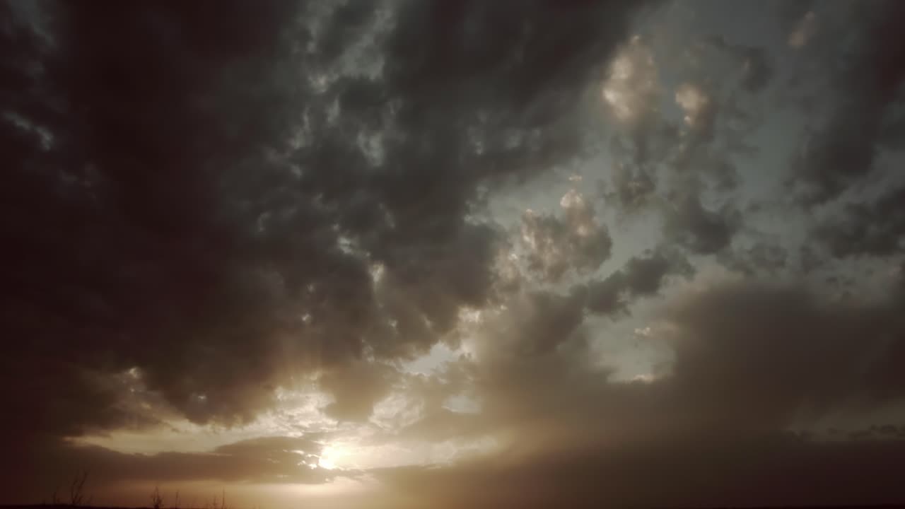 el espectacular horizonte de kansas con nubes que se mueven lentamente al atardecer