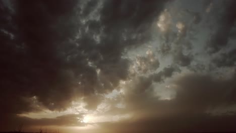 el espectacular horizonte de kansas con nubes que se mueven lentamente al atardecer