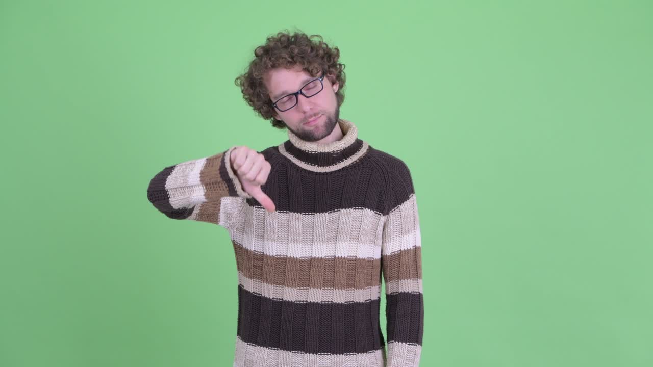 곱슬머리를 가진 젊은 잘생긴 수염이 있는 남자