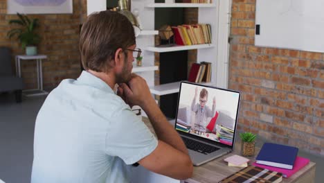 Profesor-Caucásico-Usando-Una-Computadora-Portátil-En-Una-Videollamada-Con-Un-Colegial