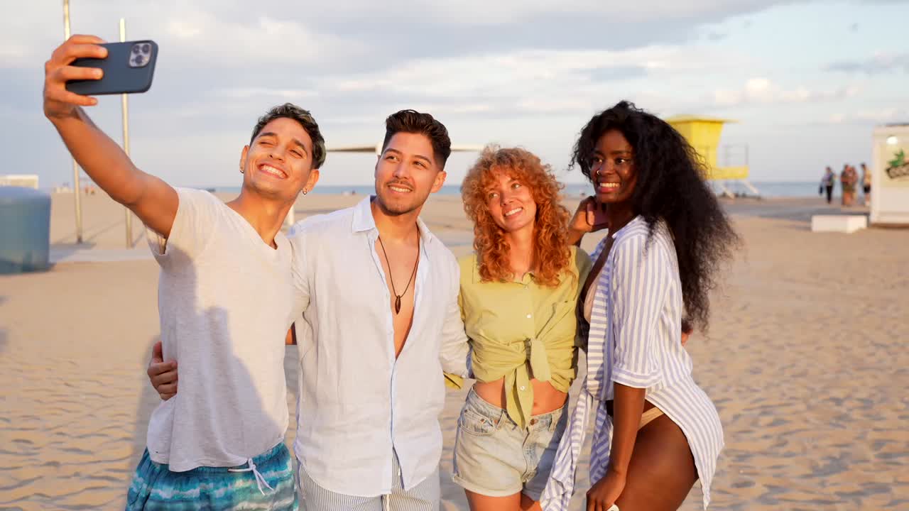 Amici che si fanno un selfie sulla spiaggia