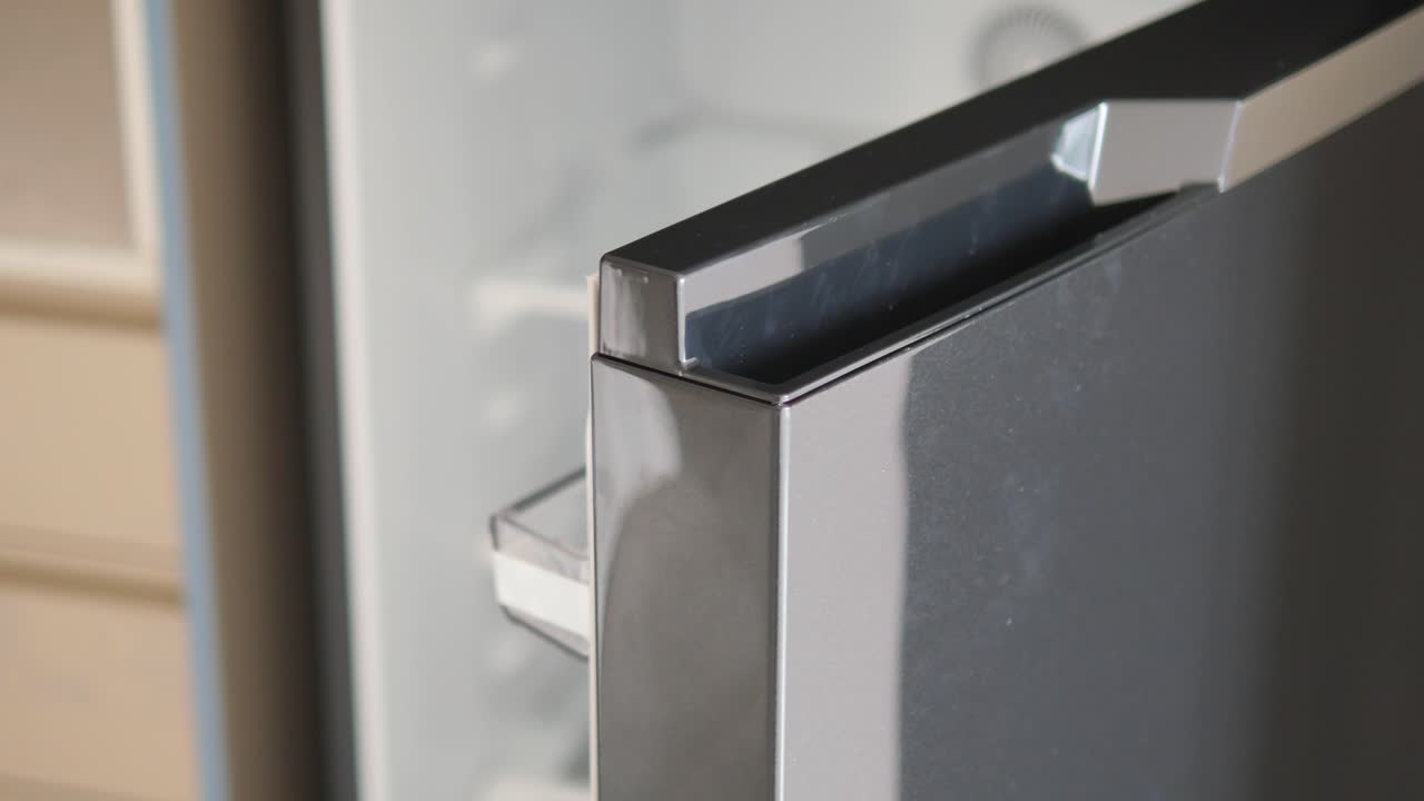 крупный план двери холодильника из нержавеющей стали