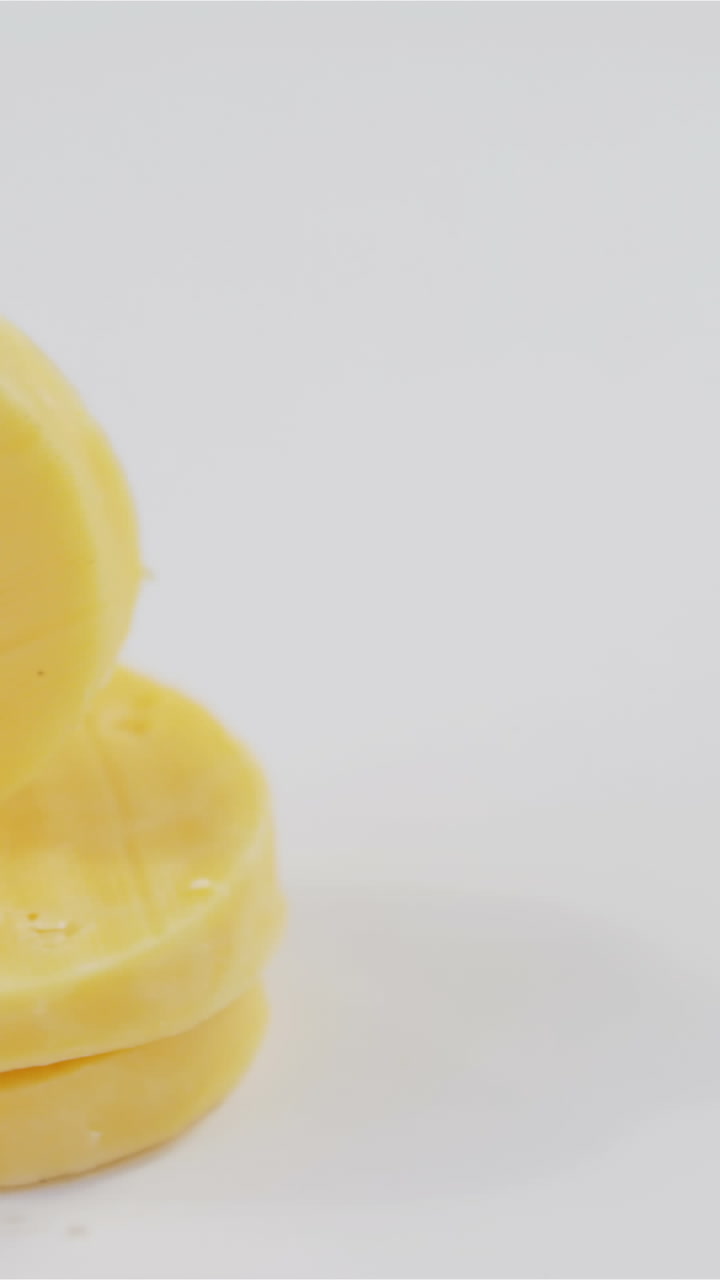 ⁇ 색 바탕에 있는 치즈 조각