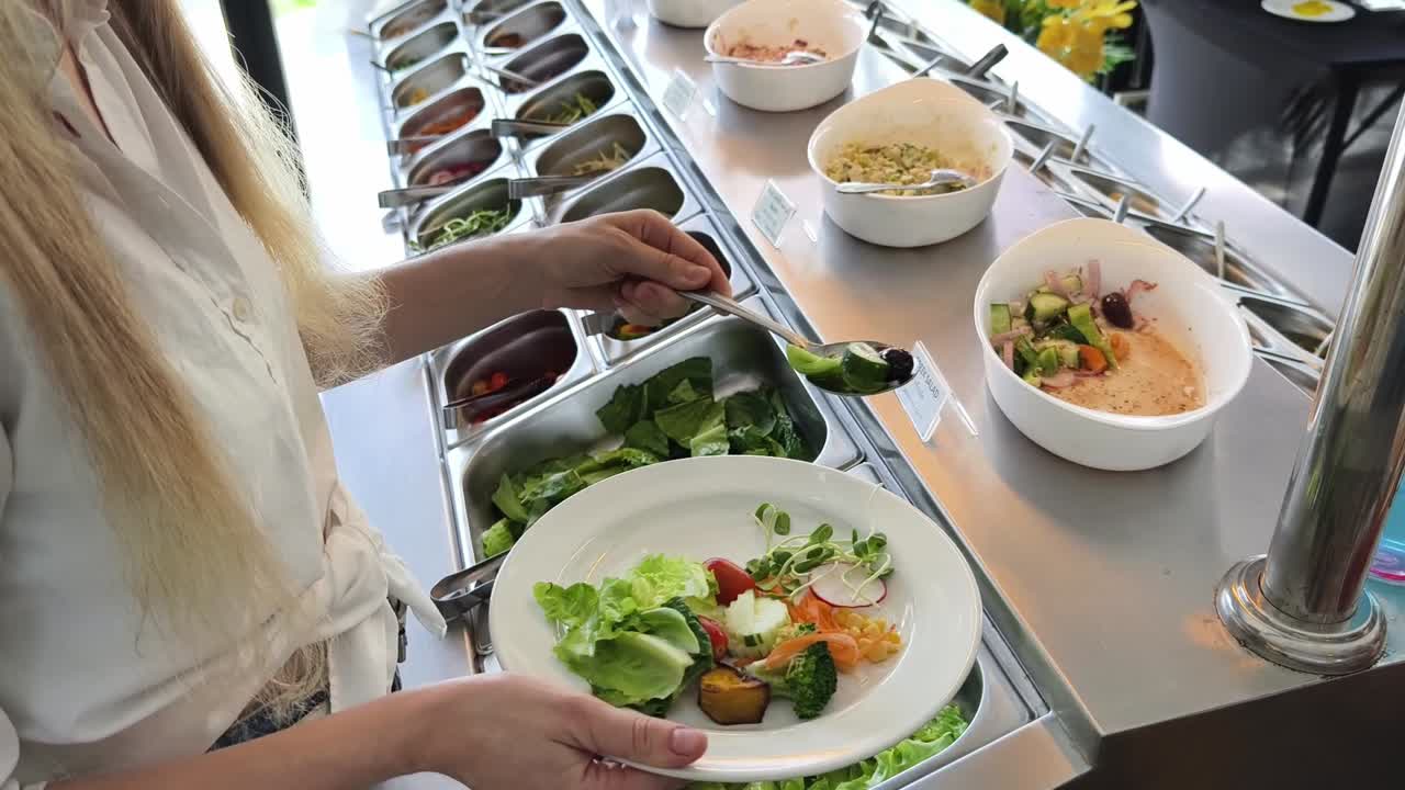 뷔페에서 러드를 먹는 여자