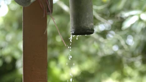 Wasser-Strömt-Aus-Der-Regenrinne-Vom-Dach,-Regentropfen-Aus-PVC-Rohr