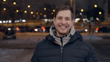 Hombre-Caucásico-Feliz-De-30-Años-Riendo-Y-Sonriendo-Frente-A-La-Cámara-Al-Aire-Libre-En-La-Ciudad