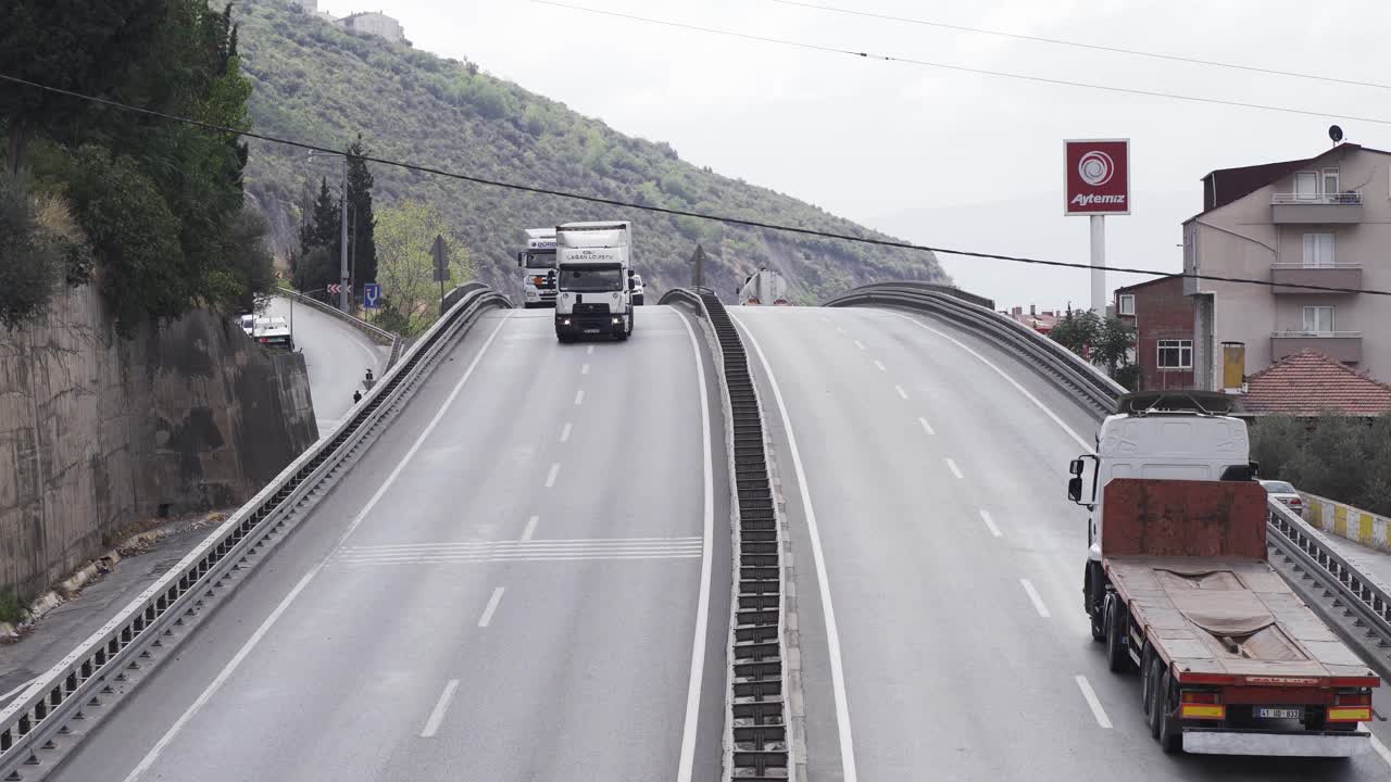 tráfico por carretera. carretera de la ciudad.