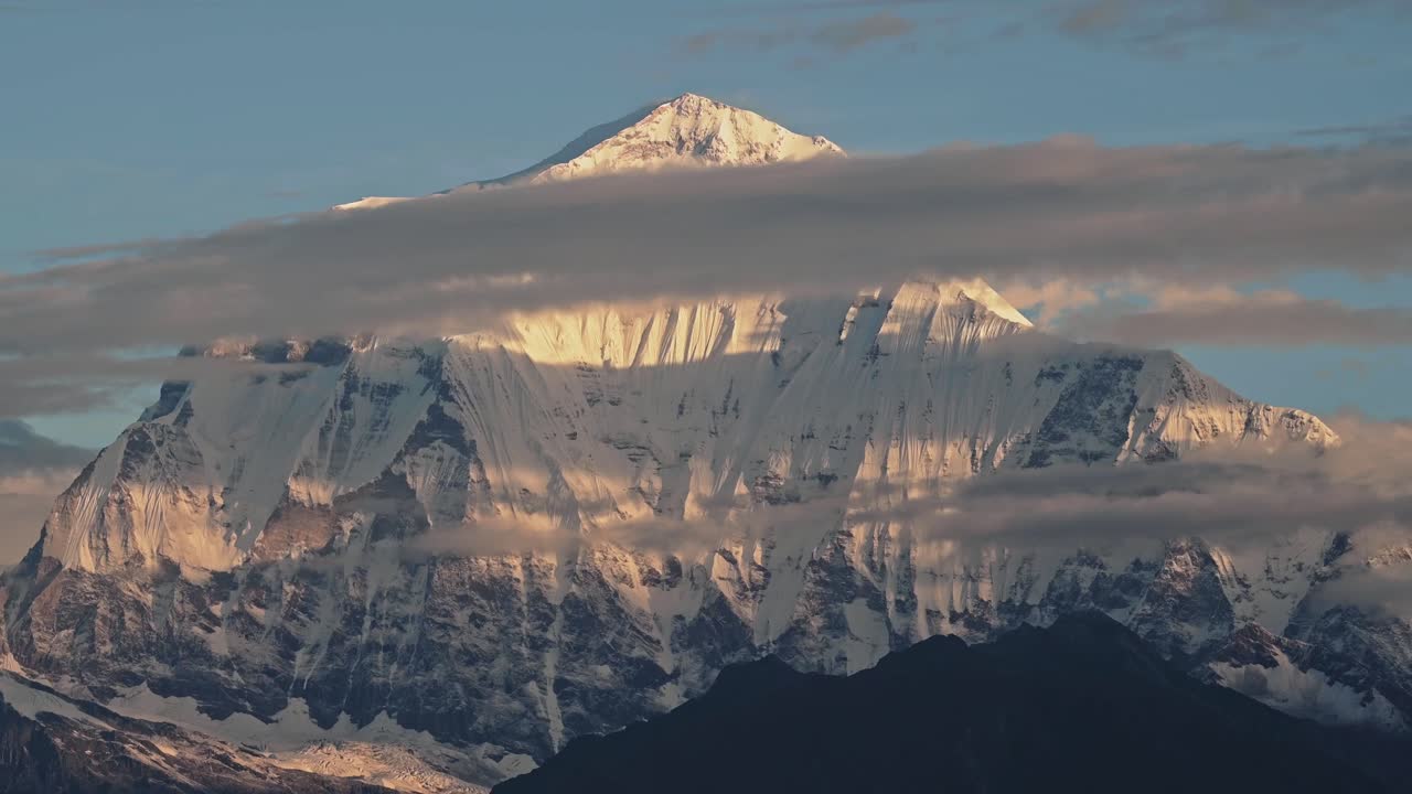 cumbre nevada de nepal de cerca, gran cumbre alta en las montañas del himalaya en la región de annapurna, cubiertas de nieve pico de montaña de invierno nevado en un hermoso paisaje