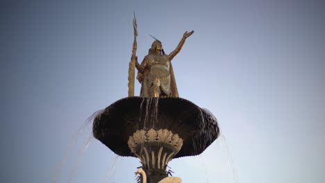 Ein-Atemberaubender-Winkel-Mit-Der-Goldenen-Brunnenstruktur-Des-Inka-Inka-Königs-Auf-Der-Plaza-De-Armas-In-Cusco,-Peru