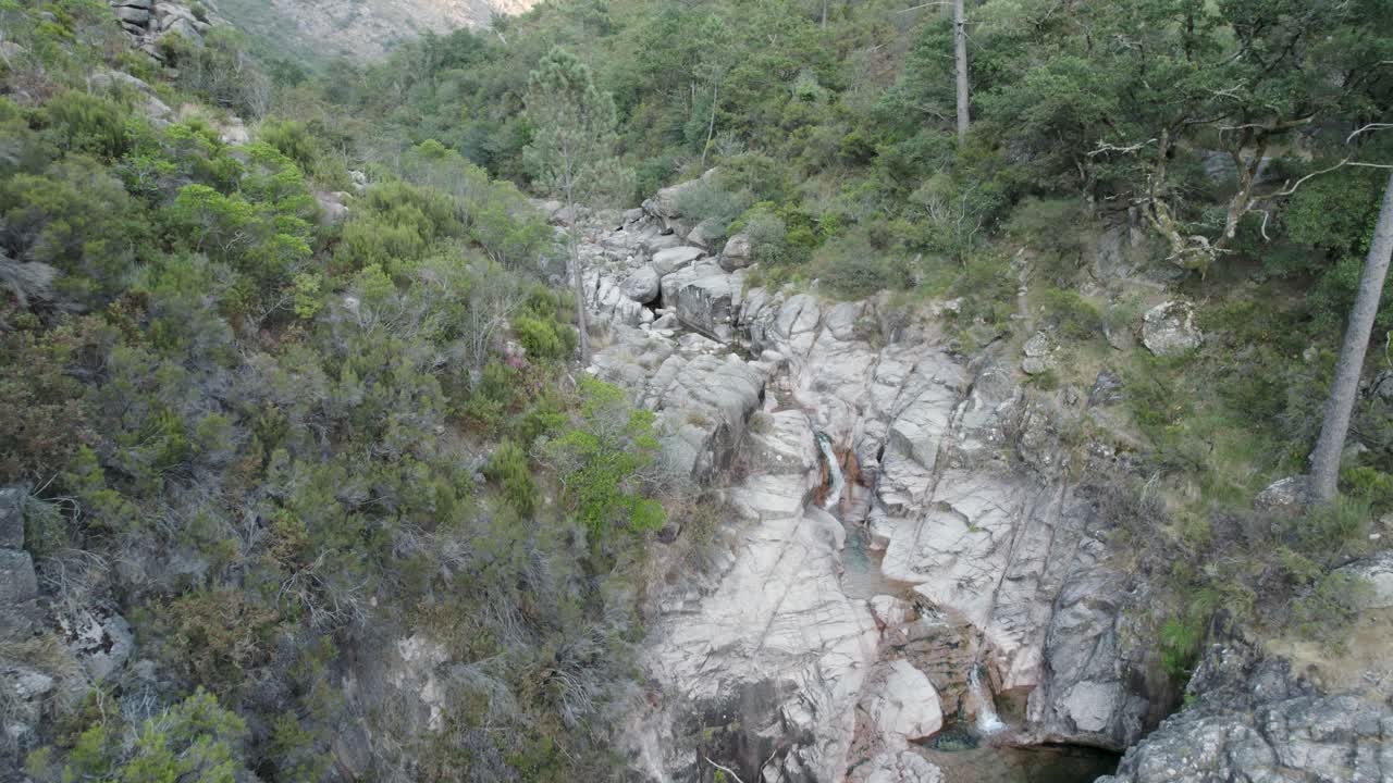 el retroceso lento de la antena revela un paisaje idílico, la cascada del arroyo del río, gerês - portugal
