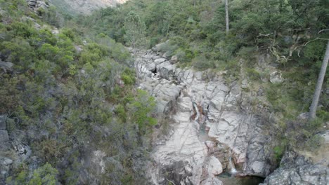 Langsamer-Rückzug-Aus-Der-Luft-Enthüllt-Idyllische-Landschaft,-Flussbachkaskade,-Gerês---Portugal