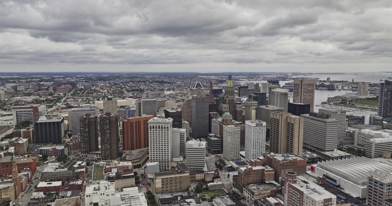 Baltimore, Maryland Luftfoto v106 overflyvning over universitetsområdet mod tætte tårne i centrum under dramatiske overskyede himmelstrøg - Optaget med Mavic 3 Pro Cine - 29. september 2023