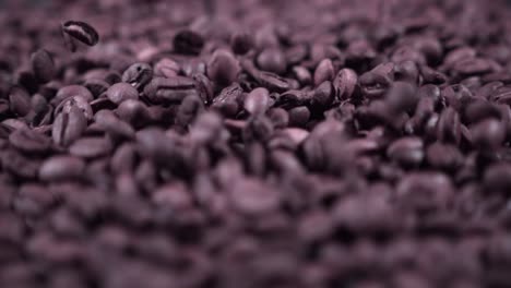 los granos de café se mueven en cámara lenta