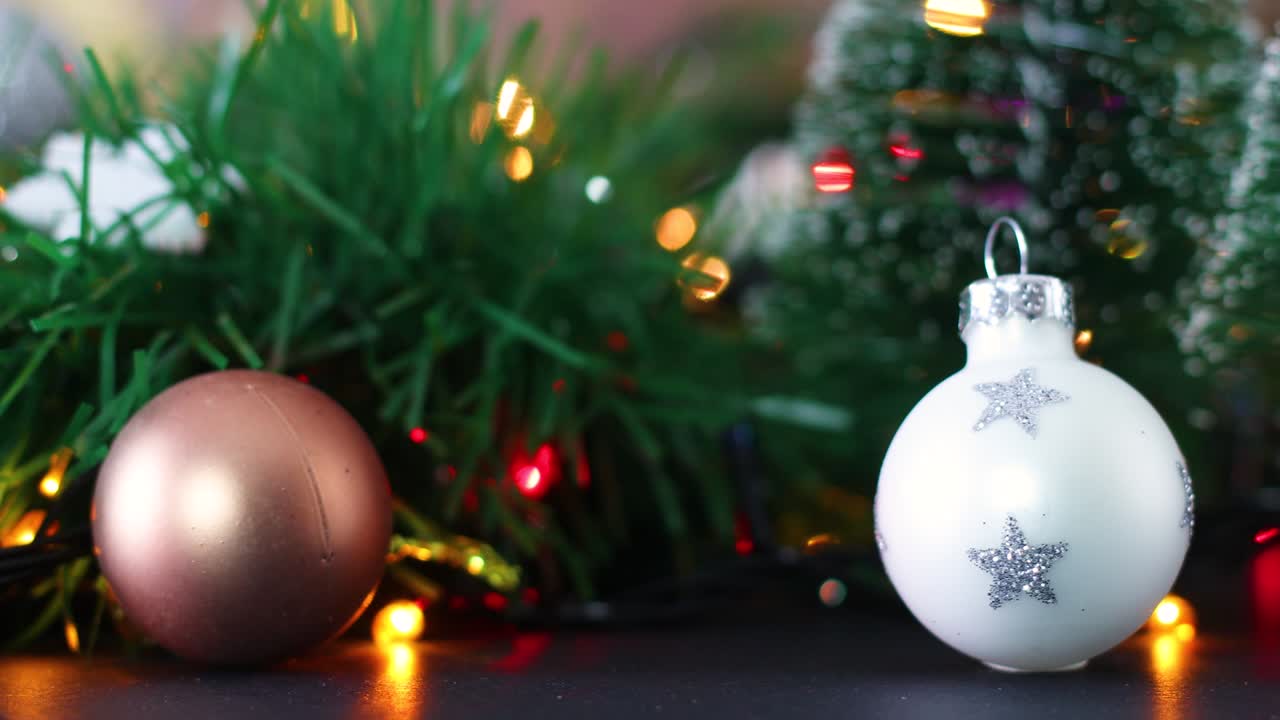 bola de adorno de navidad blanca con decoración de invierno y luces parpadeantes detrás