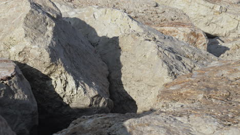 Während-Die-Sonne-Aufgeht,-Fängt-Der-Zeitraffer-Schatten-Ein,-Die-Sich-Auf-Felsen-Bewegen