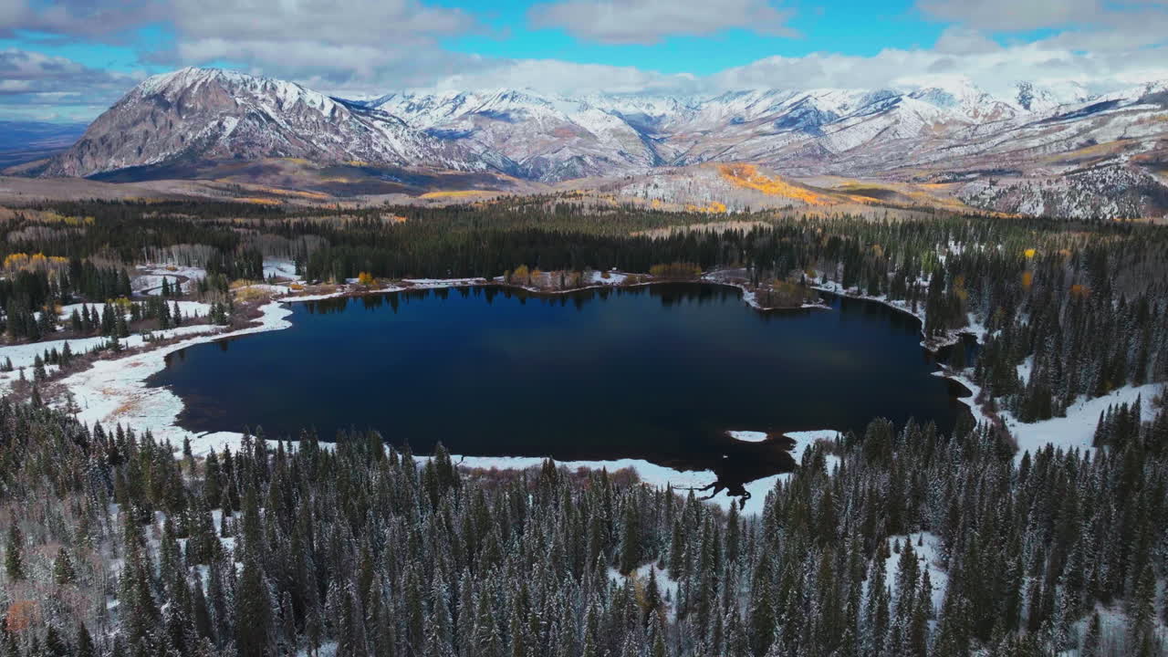 perdido lago kepler paso crested butte colorado increíble caída de la montaña invierno primeras estaciones de nieve chocan aéreo cinematográfico dron árbol de abeto amarillo bosque montaña rocosa pan arriba revelan movimiento hacia adelante