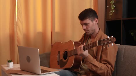 hombre aprendiendo guitarra en línea