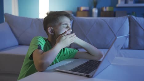 Niño-Pequeño-Quedándose-Dormido-Mirando-La-Computadora-Portátil.