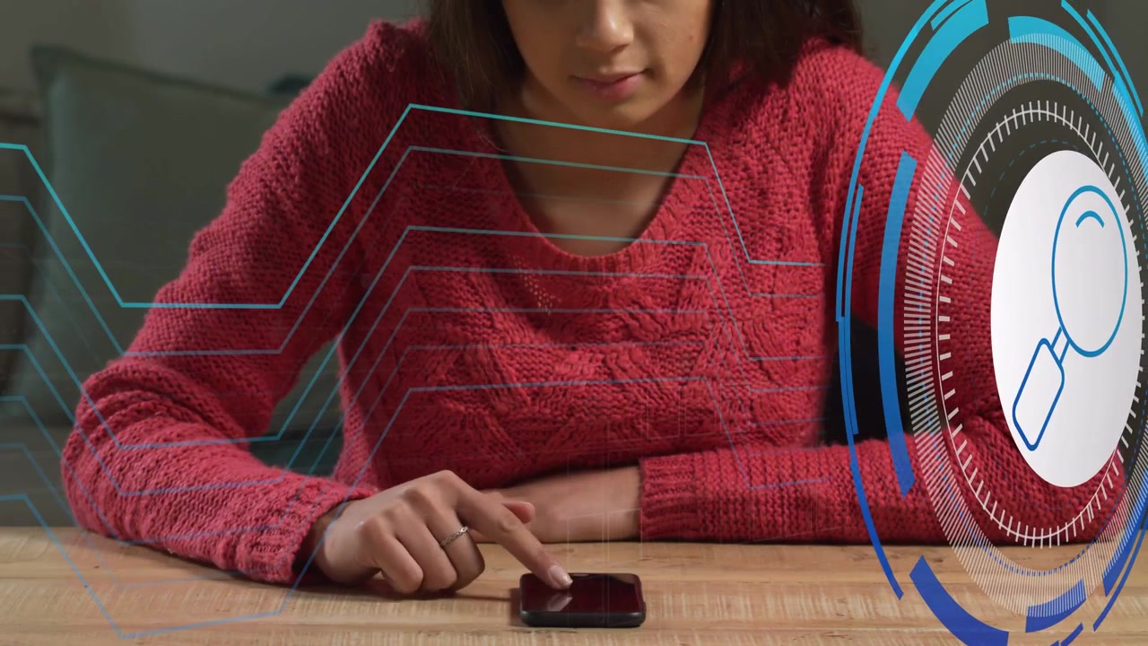 Donna a un tavolo che tocca il telefono, attivando una lente d'ingrandimento rotante e linee blu che scorrono per una ricerca tecnologica