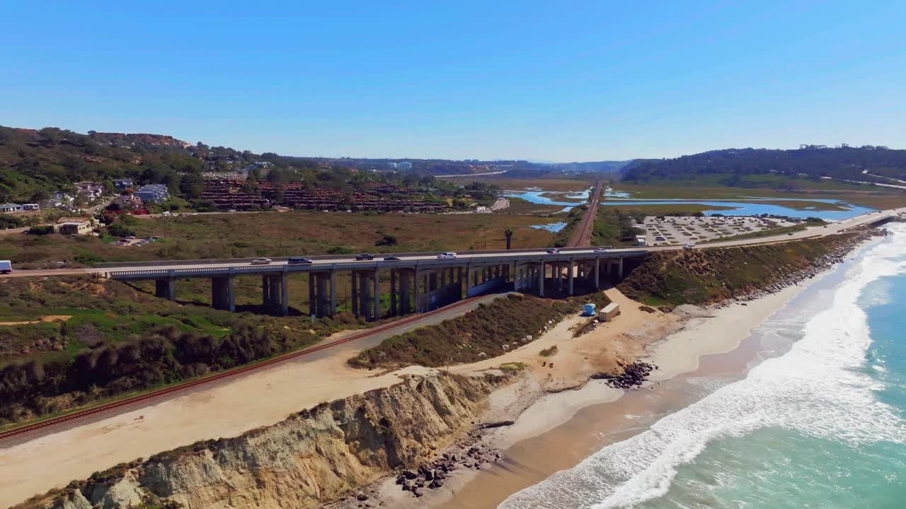 노스 토리 파인스 로드를 통과하는 자동차 - 미국 캘리포니아의 토리 파인스 스테이트 비치