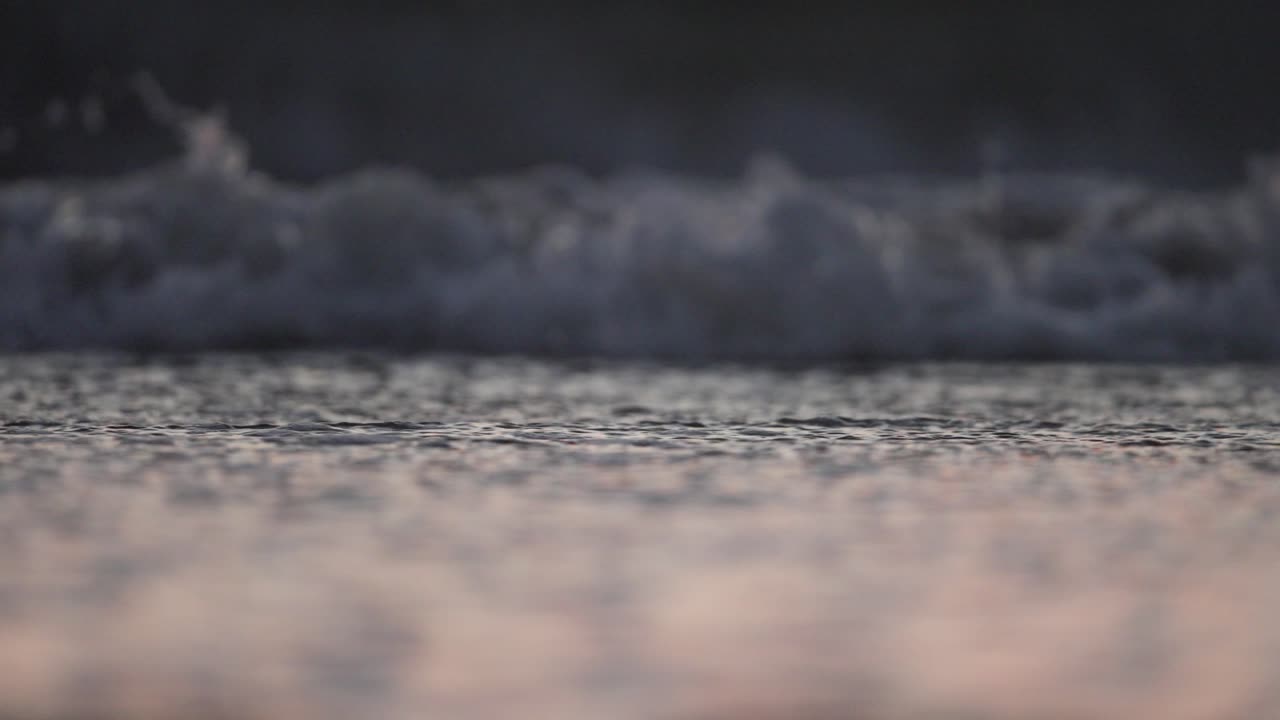 해가 지면 해가 뜨면 해변에 있는 파도