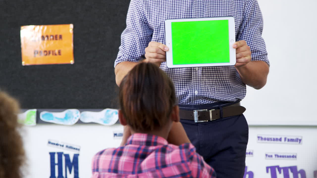 초등학교 수업 에서 태블릿 컴퓨터 를 사용하는 교사