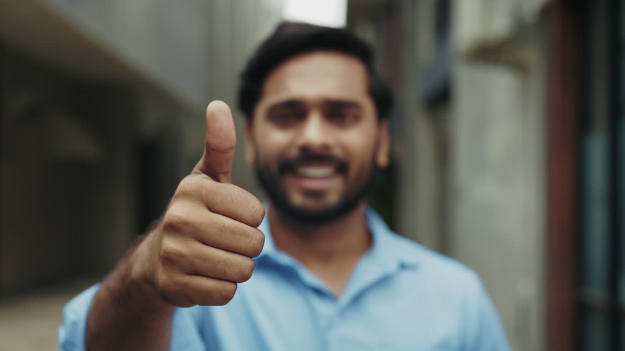 Hombre dando pulgares arriba