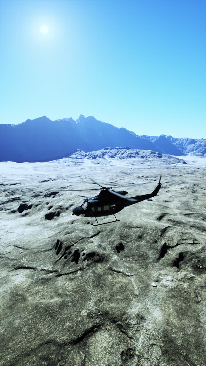 helicóptero volando sobre las montañas desérticas