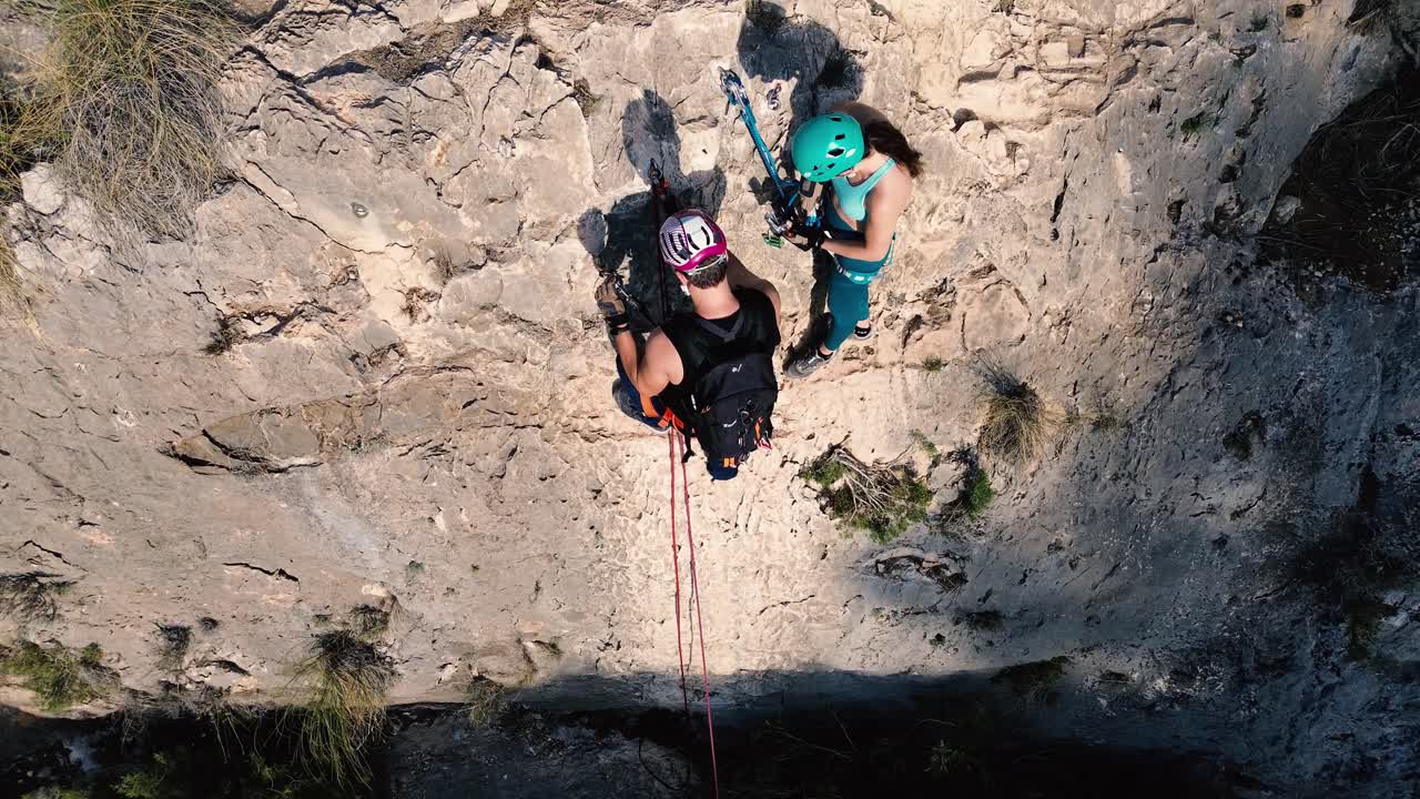 hombre escalando roca vista aérea de deportista rapelando montaña en la panocha, el valle de murcia, españa mujer rapelando por una montaña escalando una gran roca