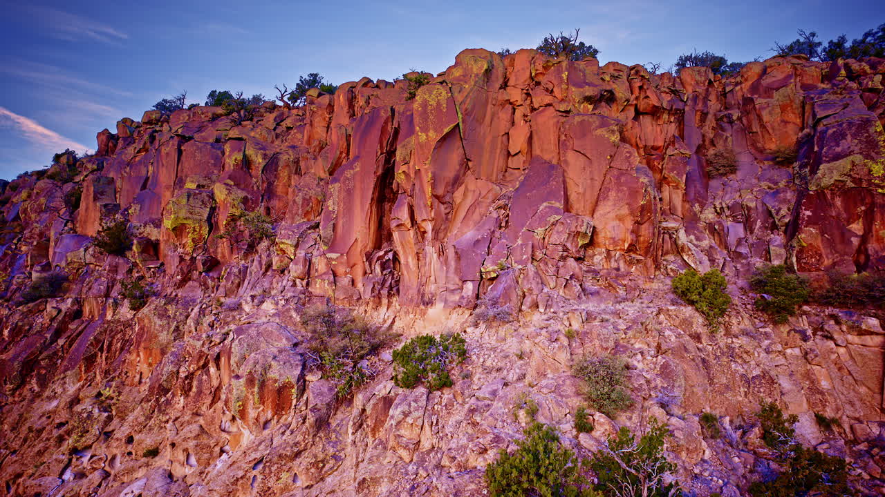 Toma de dron cinematográfica que revela extensos paisajes de cañones desérticos desde arriba.