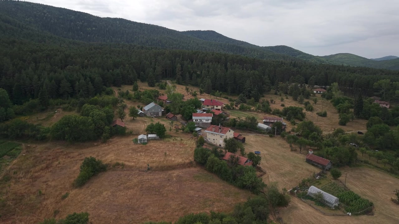 Ujęcie orbitalne z drona przedstawiające małą, odległą górską wioskę w pochmurny dzień w Kastamonu w Turcji
