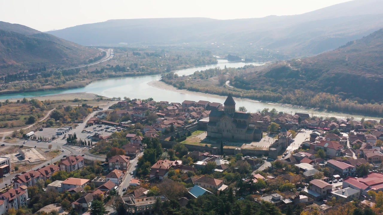 Veduta aerea panoramica di Mtskheta, Georgia, con la Cattedrale di Svetitskhoveli e il fiume