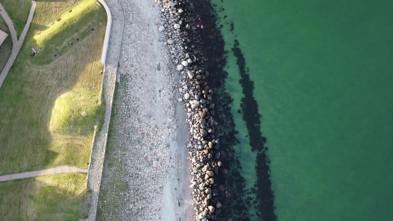 kronborg 성 덴마크, 코펜하겐 근처의 공중 전망, 우리는 해변의 바위에 부서지는 파도를 봅니다.