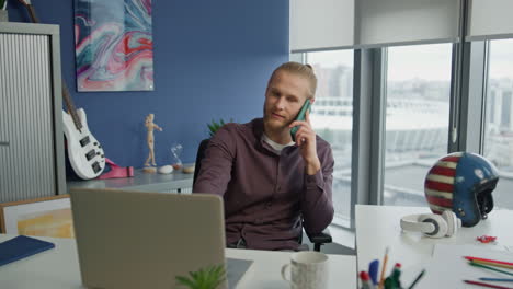 Ruhiger-Manager-Ruft-Mit-Dem-Handy-Nach-Hause,-Nahaufnahme.-Gutaussehender-Geschäftsmann-Schaut-Laptop