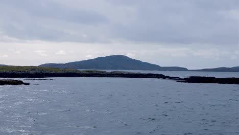 Vista-Panorámica-De-Islas-Remotas,-Escarpadas-Y-Rocosas-Con-Aves-Que-Viajan-En-Ferry-De-Pasajeros-Desde-Barra-Hasta-South-Uist-En-Las-Hébridas-Exteriores-De-Escocia,-Reino-Unido