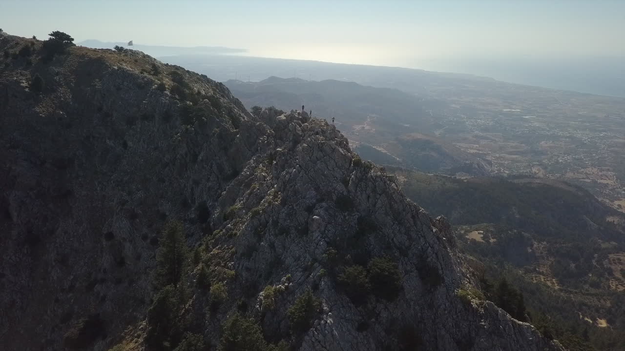 excursionistas en mt dikeos cumbre ridge en la isla griega mediterránea de kos