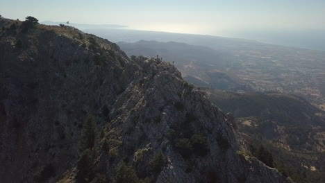 Wanderer-Auf-Dem-Gipfelgrat-Des-Mt-Dikeos-Auf-Der-Griechischen-Mittelmeerinsel-Kos