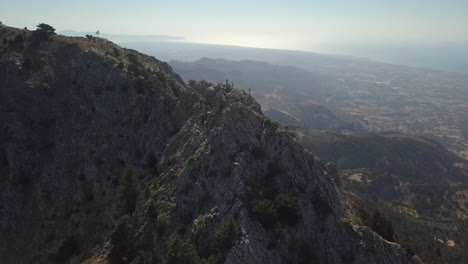 Excursionistas-En-Mt-Dikeos-Cumbre-Ridge-En-La-Isla-Griega-Mediterránea-De-Kos