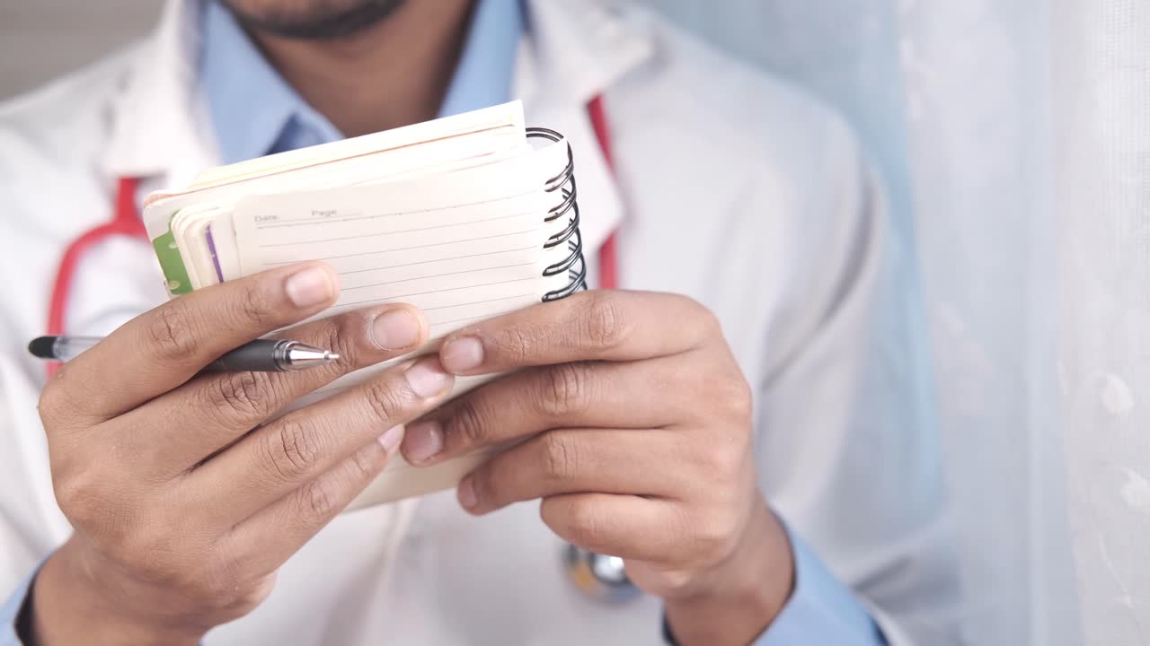 médico escribiendo en un cuaderno