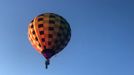 colorido globo aerostático a cuadros flota en el cielo