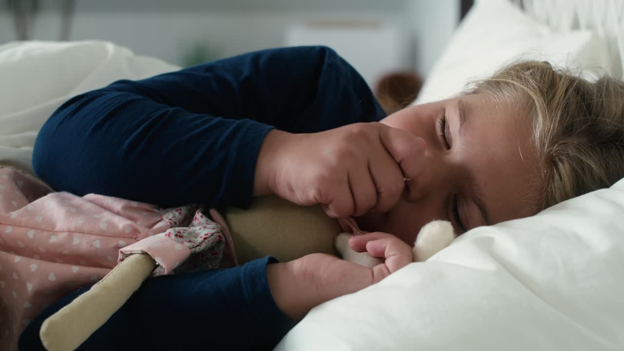 Bambina in età scolare malata a letto con l'influenza