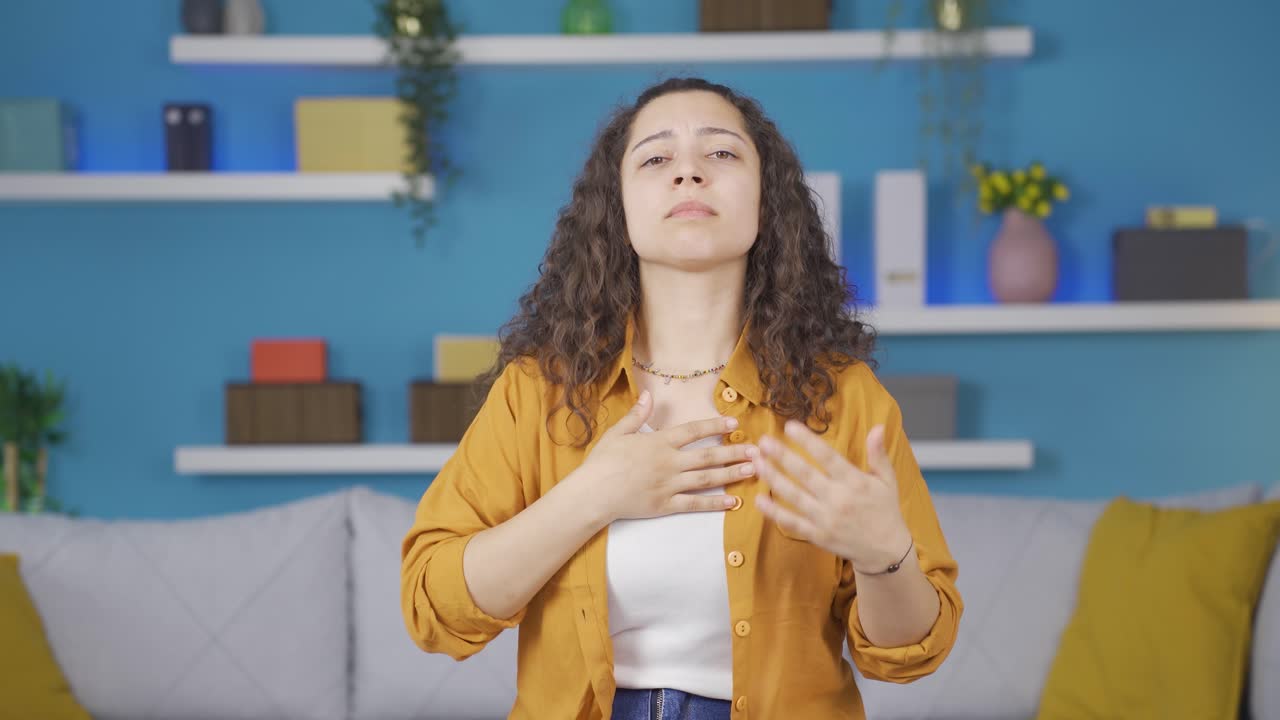 mujer joven con dificultad para respirar.