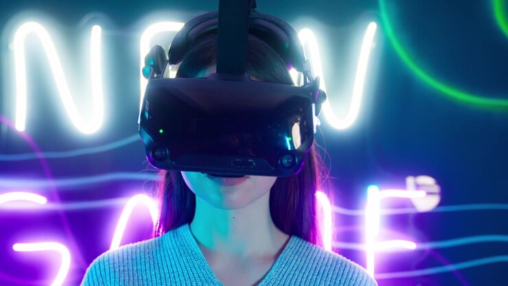 Giovane donna indossa un visore VR in una stanza illuminata al neon