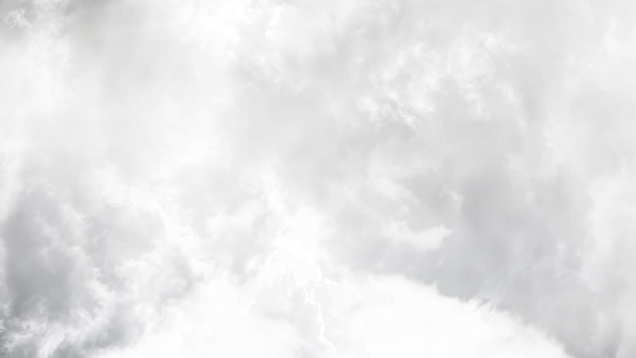 uma tempestade que ardeu dentro da nuvem cúmulo escura