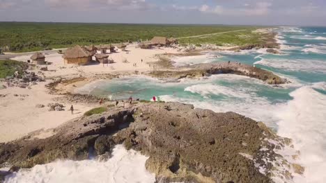 Luftdrohnenansicht-Der-Küstenlinie-In-Tulum-Mit-Strandstraße-Zwischen-Dschungel-Und-Karibischem-Meer